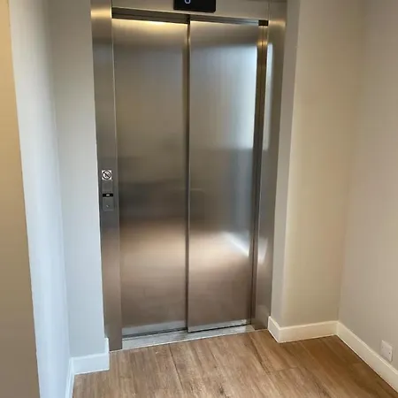 Amazing 2 Bedroom With Views Of Castle Edinburgh