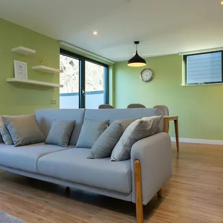 Amazing 2 Bedroom With Views Of Castle Edinburgh