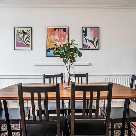 Apartment Castle Street - Colourful Retreat In Heart Of Centre - Walk To Everywhere!