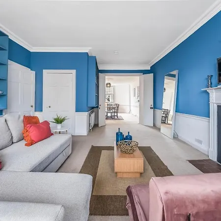 Castle Street - Colourful Retreat In Heart Of Centre - Walk To Everywhere!