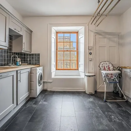 Apartment Castle Street - Colourful Retreat In Heart Of Centre - Walk To Everywhere!