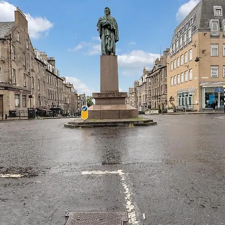 Castle Street - Colourful Retreat In Heart Of Centre - Walk To Everywhere! *