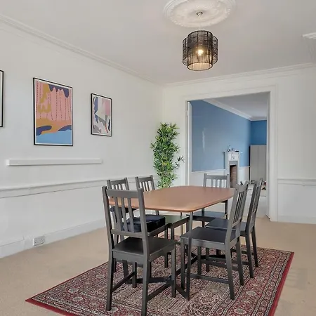 Castle Street - Colourful Retreat In Heart Of Centre - Walk To Everywhere!