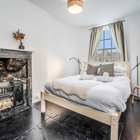 Apartment Castle Street - Colourful Retreat In Heart Of Centre - Walk To Everywhere! *