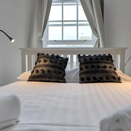 Castle Street - Colourful Retreat In Heart Of Centre - Walk To Everywhere! *