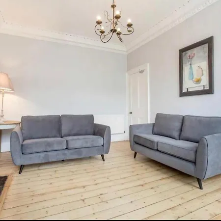 Modern, Bright & Spacious 3 Bedroom In The Heart Of The Centre - Double Beds - Sleeps Up To 6 Guests شقة إدنبرة