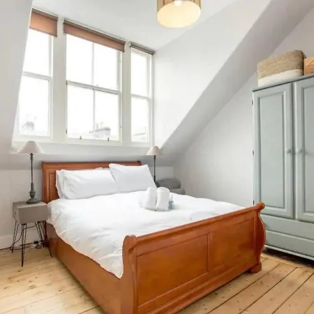 Apartment Modern, Bright & Spacious 3 Bedroom In The Heart Of The Centre - Double Beds - Sleeps Up To 6 Guests *