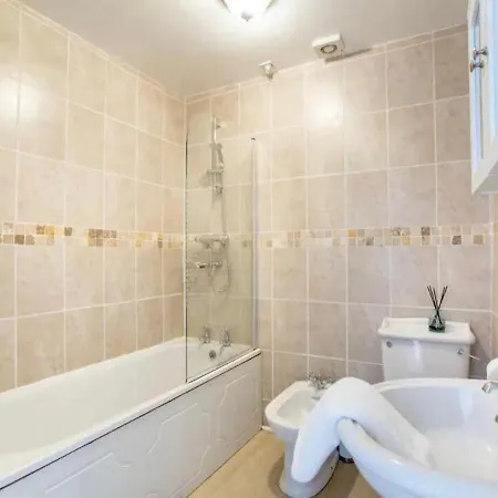 شقة Modern, Bright & Spacious 3 Bedroom In The Heart Of The Centre - Double Beds - Sleeps Up To 6 Guests