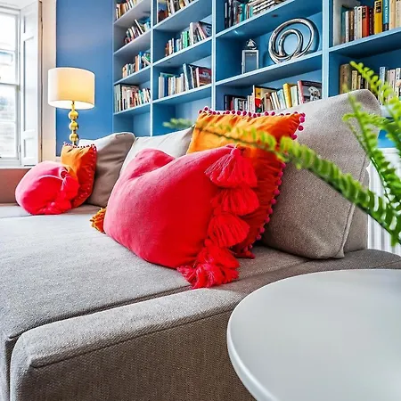 Castle Street - Colourful Retreat In Heart Of Centre - Walk To Everywhere!