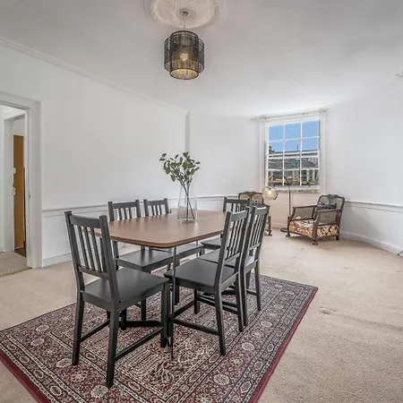 Apartment Castle Street - Colourful Retreat In Heart Of Centre - Walk To Everywhere!