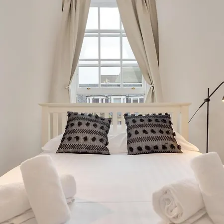 Castle Street - Colourful Retreat In Heart Of Centre - Walk To Everywhere! Apartment