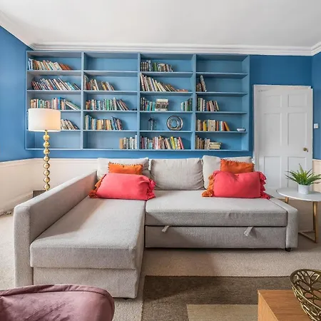 Castle Street - Colourful Retreat In Heart Of Centre - Walk To Everywhere!