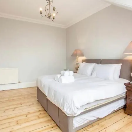 Modern, Bright & Spacious 3 Bedroom In The Heart Of The Centre - Double Beds - Sleeps Up To 6 Guests * Edinburgh