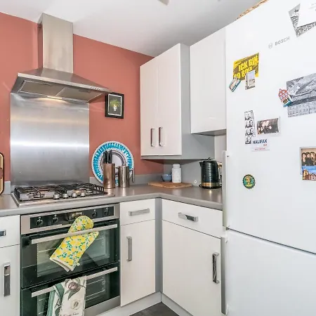 Pass The Keys Modern 2 Beds Flat With Balcony And Free Parking Apartment