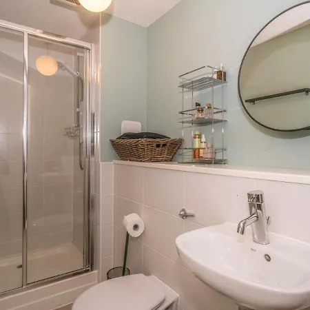 شقة Pass The Keys Modern 2 Beds Flat With Balcony And Free Parking