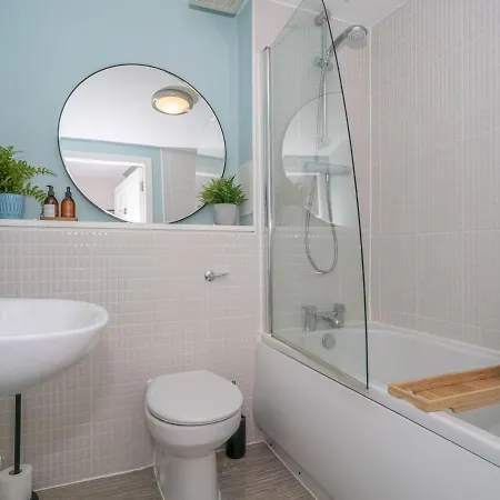 Pass The Keys Modern 2 Beds Flat With Balcony And Free Parking *