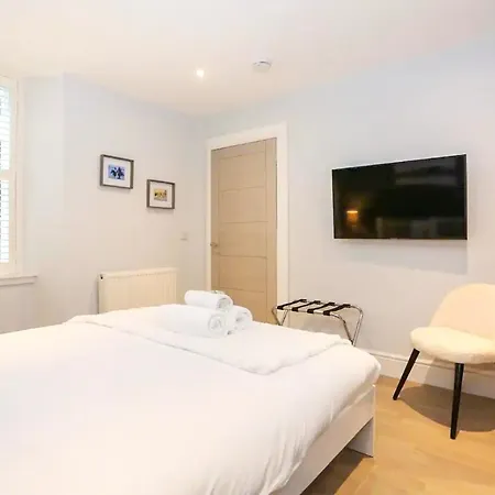 Modern 3 Bedroom Apartment, West End Lejlighed *