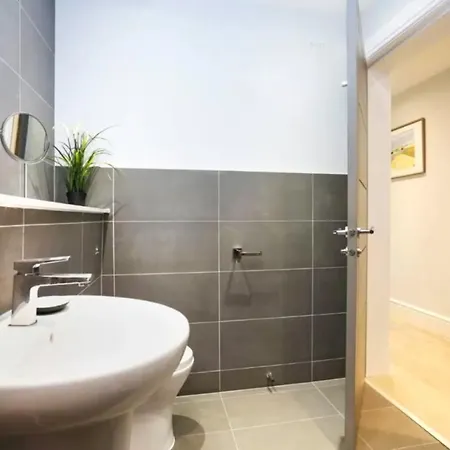 شقة Ultra Modern, Stylish Next To Princes St