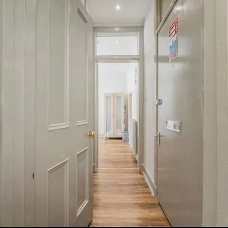 Apartment Castle View - 1 Bedroom - Heart Of The Famous Royal Mile & 1 Minute Walk To Castle Edinburgh