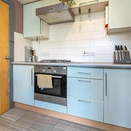 Duplex Main Door Entrance 2 Bedroom Mezzanine House - Edinburgh City Centre - Near Haymarket Train Station - Sleeps Up To 6 Guests Apartament