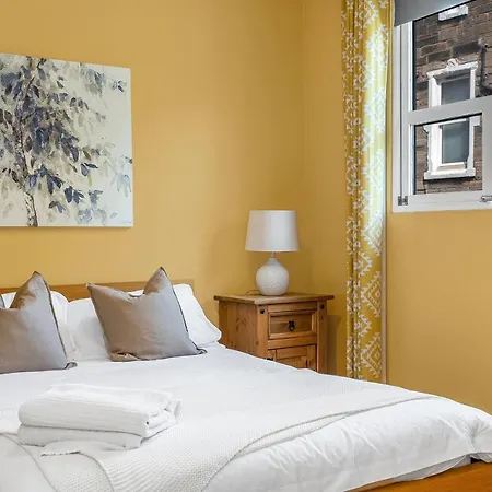 Duplex Main Door Entrance 2 Bedroom Mezzanine House - Edinburgh City Centre - Near Haymarket Train Station - Sleeps Up To 6 Guests *