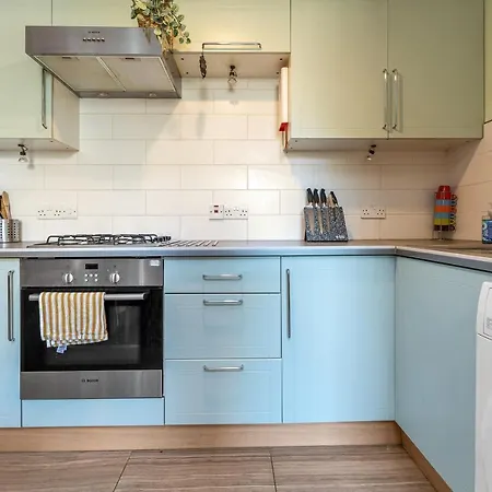 Duplex Main Door Entrance 2 Bedroom Mezzanine House - Edinburgh City Centre - Near Haymarket Train Station - Sleeps Up To 6 Guests Apartamento *