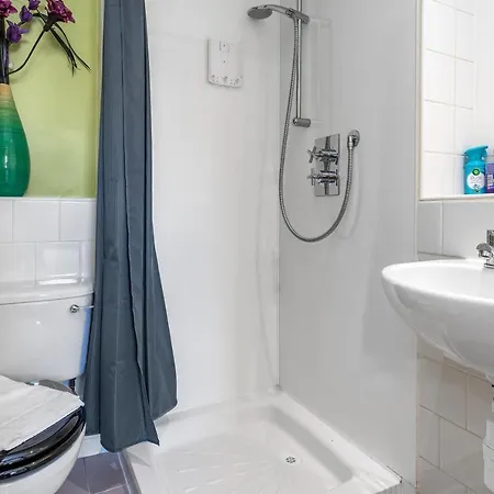 Duplex Main Door Entrance 2 Bedroom Mezzanine House - Edinburgh City Centre - Near Haymarket Train Station - Sleeps Up To 6 Guests * Edimburgo