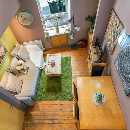 Duplex Main Door Entrance 2 Bedroom Mezzanine House - Edinburgh City Centre - Near Haymarket Train Station - Sleeps Up To 6 Guests Apartment