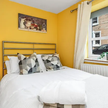 Duplex Main Door Entrance 2 Bedroom Mezzanine House - Edinburgh City Centre - Near Haymarket Train Station - Sleeps Up To 6 Guests