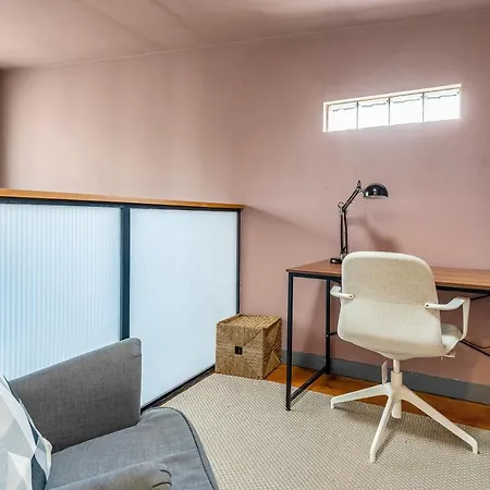 Duplex Main Door Entrance 2 Bedroom Mezzanine House - Edinburgh City Centre - Near Haymarket Train Station - Sleeps Up To 6 Guests *