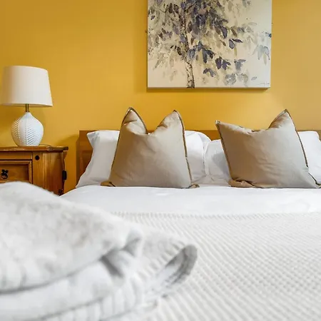 Duplex Main Door Entrance 2 Bedroom Mezzanine House - Edinburgh City Centre - Near Haymarket Train Station - Sleeps Up To 6 Guests Apartamento