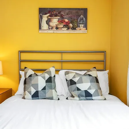Duplex Main Door Entrance 2 Bedroom Mezzanine House - Edinburgh City Centre - Near Haymarket Train Station - Sleeps Up To 6 Guests Edimburgo