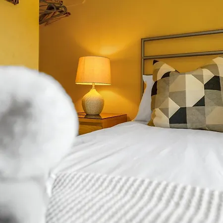 Duplex Main Door Entrance 2 Bedroom Mezzanine House - Edinburgh City Centre - Near Haymarket Train Station - Sleeps Up To 6 Guests * Edimburgo