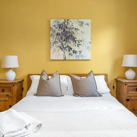 Duplex Main Door Entrance 2 Bedroom Mezzanine House - Edinburgh City Centre - Near Haymarket Train Station - Sleeps Up To 6 Guests Apartamento