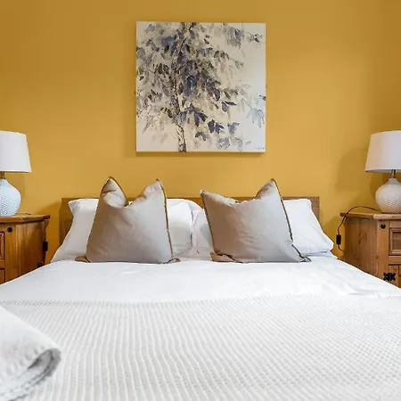 Duplex Main Door Entrance 2 Bedroom Mezzanine House - Edinburgh City Centre - Near Haymarket Train Station - Sleeps Up To 6 Guests *
