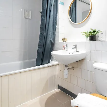 Duplex Main Door Entrance 2 Bedroom Mezzanine House - Edinburgh City Centre - Near Haymarket Train Station - Sleeps Up To 6 Guests