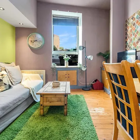 Duplex Main Door Entrance 2 Bedroom Mezzanine House - Edinburgh City Centre - Near Haymarket Train Station - Sleeps Up To 6 Guests * Edinburgh