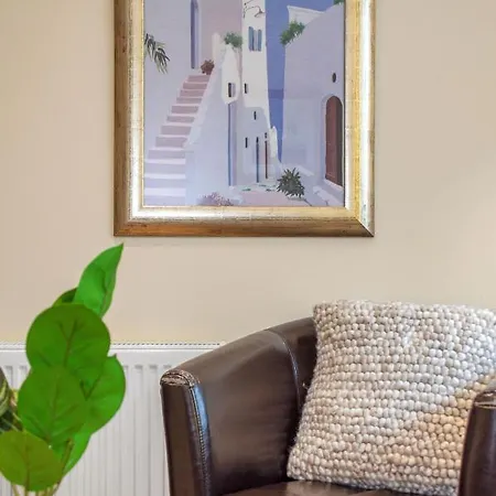 Stylish & Modern 2 Bedroom Ground Floor Close To Centre In Stunning Converted Church - Near Haymarket Train Station - Sleeps Up To 5 Guests *