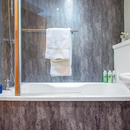 Stylish & Modern 2 Bedroom Ground Floor Close To Centre In Stunning Converted Church - Near Haymarket Train Station - Sleeps Up To 5 Guests Apartment Edinburgh