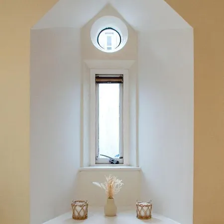 Stylish & Modern 2 Bedroom Ground Floor Close To Centre In Stunning Converted Church - Near Haymarket Train Station - Sleeps Up To 5 Guests Edinburgh