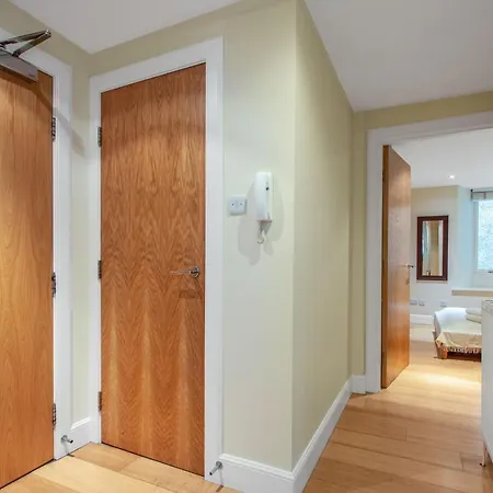 Stylish & Modern 2 Bedroom Ground Floor Close To Centre In Stunning Converted Church - Near Haymarket Train Station - Sleeps Up To 5 Guests * Edinburgh