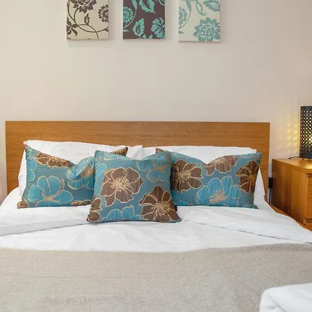Apartment Stylish & Modern 2 Bedroom Ground Floor Close To Centre In Stunning Converted Church - Near Haymarket Train Station - Sleeps Up To 5 Guests *