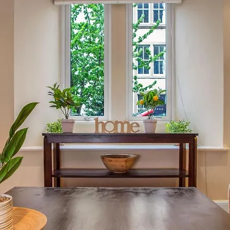 Stylish & Modern 2 Bedroom Ground Floor Close To Centre In Stunning Converted Church - Near Haymarket Train Station - Sleeps Up To 5 Guests Apartment *