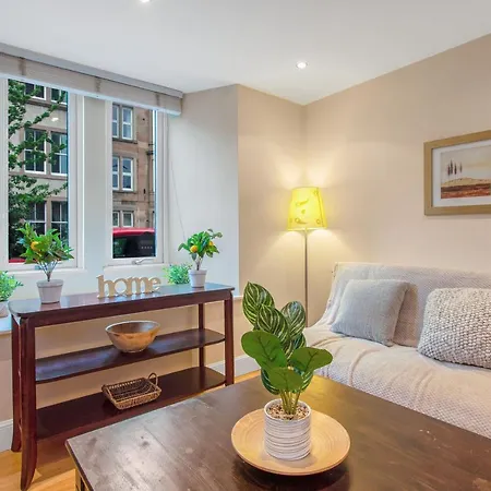 Stylish & Modern 2 Bedroom Ground Floor Close To Centre In Stunning Converted Church - Near Haymarket Train Station - Sleeps Up To 5 Guests Appartamento *