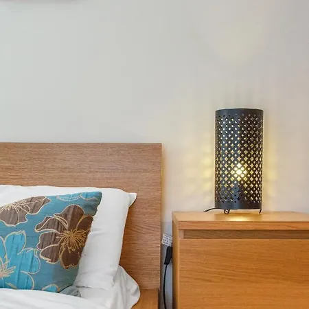 Stylish & Modern 2 Bedroom Ground Floor Close To Centre In Stunning Converted Church - Near Haymarket Train Station - Sleeps Up To 5 Guests Apartment *