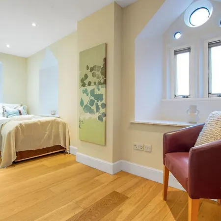 Stylish & Modern 2 Bedroom Ground Floor Close To Centre In Stunning Converted Church - Near Haymarket Train Station - Sleeps Up To 5 Guests * Edinburgh