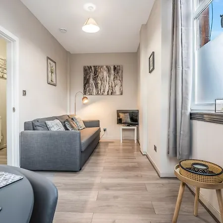 Private Ground Floor Main Door Entrance - Spacious 2 Bedroom - The Shore, Leith