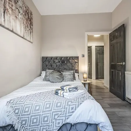 Hotel Private Ground Floor Main Door Entrance - Spacious 2 Bedroom - The Shore, Leith Edinburgh