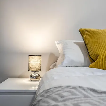 Private Ground Floor Main Door Entrance - Spacious 2 Bedroom - The Shore, Leith Hotel *