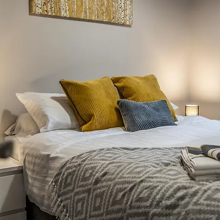 Hotel Private Ground Floor Main Door Entrance - Spacious 2 Bedroom - The Shore, Leith Edinburgh